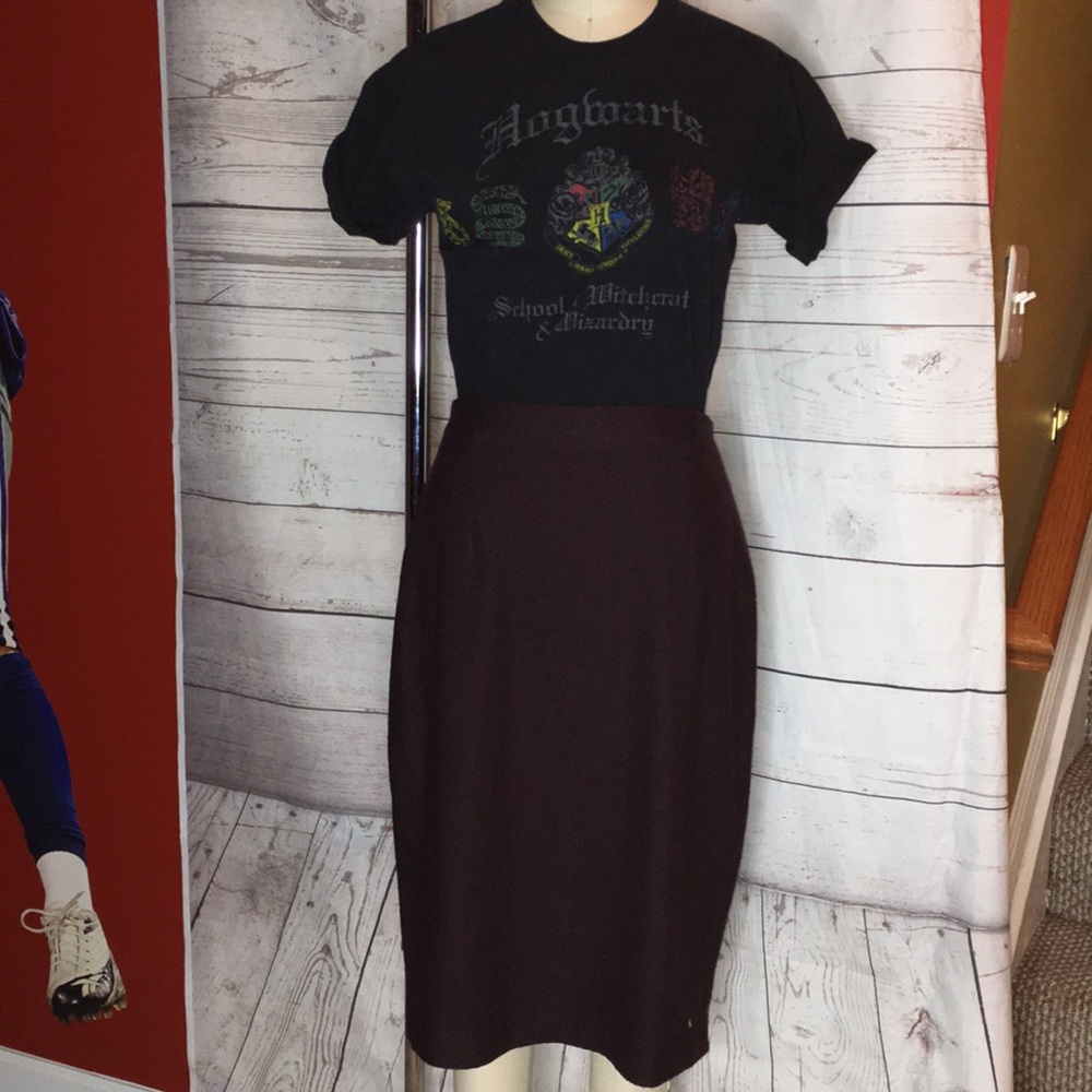 ST JOHN COUTURE BURGUNDY EUC PENCIL SKIRT